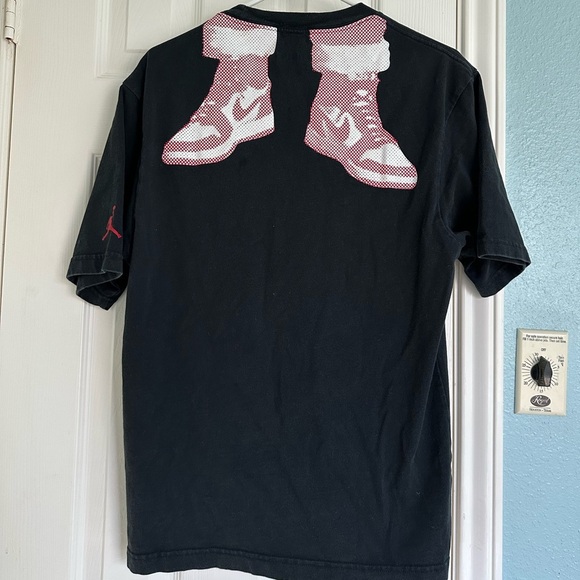 Nike Air Jordan Flight Essentials Holiday Black Red T Shirt Santa Feet Small - Picture 1 of 4